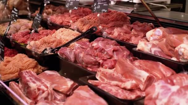 Carne crua fresca com etiquetas de preço na mostra na loja — Vídeo de Stock