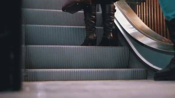 Emberek lábai mozognak egy mozgólépcsőn a plázában. Vásárlók láb Escalator a bevásárlóközpont — Stock videók