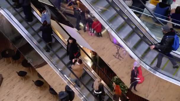 Alışveriş merkezinde yürüyen merdiven. İnsanlar yürüyen merdivenden inip çıkıyorlar.. — Stok video