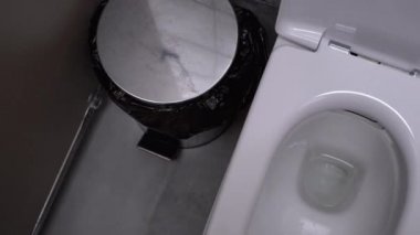 Umumi tuvalet. Tuvalet kabini, çöp kovası ve fırça.