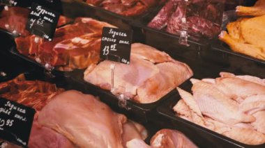 Mağazadaki Vitrinde Fiyat Etiketli Taze Çiğ Et