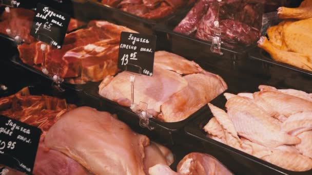 Viande fraîche crue avec étiquettes de prix sur la vitrine dans le magasin — Video