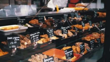 Marketin vitrininde Fiyat etiketli Hazır Yiyecekler