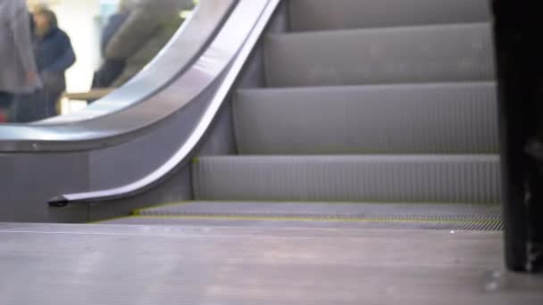 Κενή σκάλα Escalator κινείται στο εμπορικό κέντρο ή εμπορικό κέντρο — Αρχείο Βίντεο