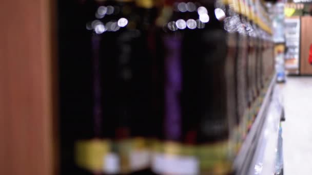 Γραμμές και ράφια από εμφιαλωμένη μπύρα σε μια βιτρίνα καταστήματος. Πώληση αλκοόλ στο σούπερ μάρκετ. — Αρχείο Βίντεο