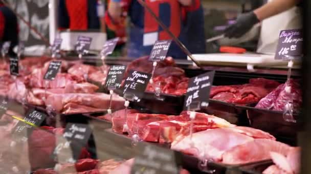 판매자들 과 함께 가게의 진열장에 가격 태그가 붙은 신선 한 생고기 — 비디오