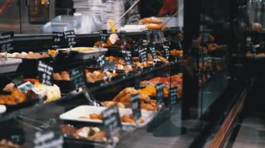 Marketin vitrininde Fiyat etiketli Hazır Yiyecekler