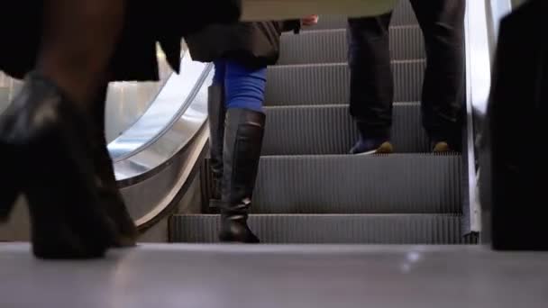 Nogi ludzi poruszających się po windzie schodów ruchomych w centrum handlowym. Nogi sklepikarzy na schodach ruchomych w centrum handlowym — Wideo stockowe