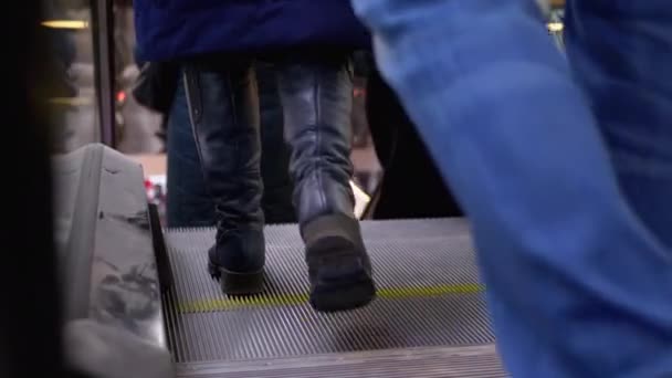 Piernas de gente moviéndose en un elevador de escaleras mecánicas en el centro comercial. Compradores Pies en escalera mecánica en el centro comercial — Vídeos de Stock