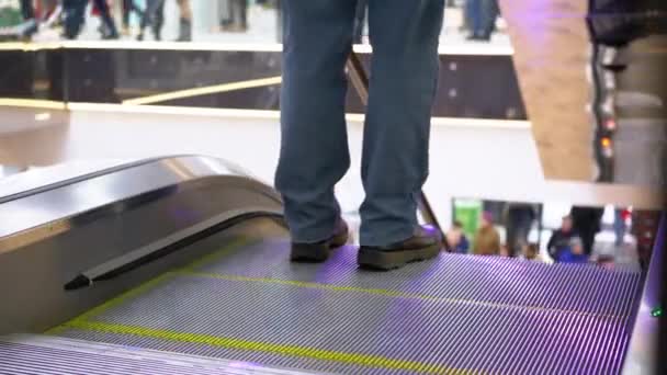 Piernas de gente moviéndose en un elevador de escaleras mecánicas en el centro comercial. Compradores Pies en escalera mecánica en el centro comercial — Vídeo de stock