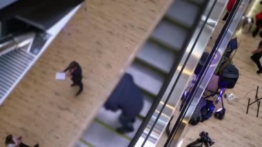 Alışveriş merkezinde yürüyen merdiven. İnsanlar Yürüyen Merdiven 'den Aşağı Gidiyor.
