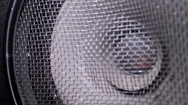 Bas Sözcüsü Membrane 'yi çalıyorum. Döngüye tabi. The Movement of the Vintage Paper Cone. Yavaş Hareket