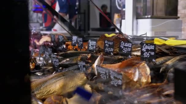 Pescado fresco y ahumado con etiquetas de precio están a la venta en el escaparate . — Vídeo de stock