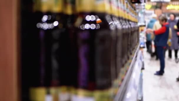 슈퍼마켓에서의 술 판매. 상점 진열창에 놓여 있는 병에 든 맥주 선반들 과 선반들 — 비디오