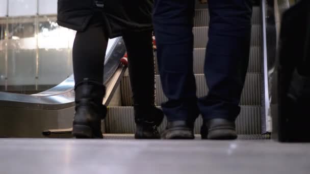 Jambes de personnes se déplaçant sur un ascenseur dans le centre commercial. Shoppers Pieds sur Escalator dans le centre commercial — Video