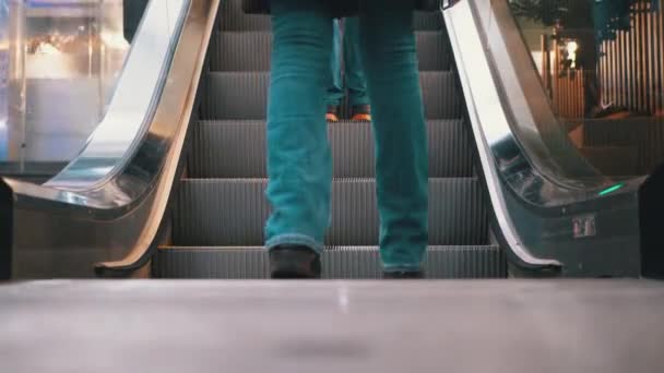 Ben av människor som rör sig på en rulltrappa hissen i köpcentret. Shoppers fötter på rulltrappa i köpcentrum — Stockvideo