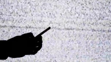 TV ekranında Beyaz Statik Gürültülü Akıllı Telefonu Tutan Bir Elin Silueti