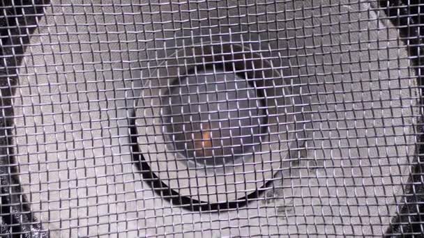 Il movimento della membrana di carta vintage di altoparlante subwoofer acustico. Vibrazione e riproduzione dei bassi . — Video Stock