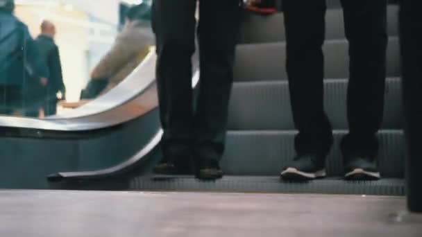 Nohy lidí pohybujících se na eskalátoru výtah v obchoďáku. Nohy nakupujících na eskalátoru v nákupním centru — Stock video