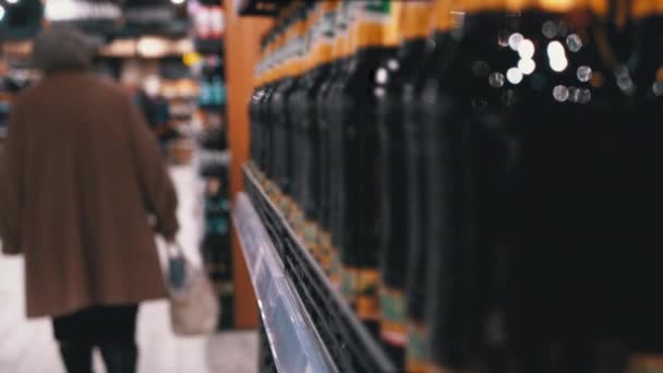 Reihen und Regale mit Flaschenbier an einem Schaufenster. Alkoholverkauf im Supermarkt. — Stockvideo