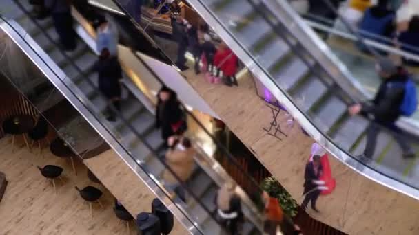 Escalator dans le centre commercial. Les gens descendent et remontent l'escalator . — Video