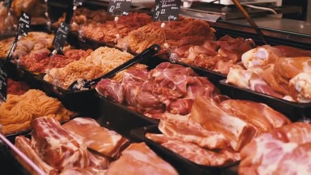 Carne cruda fresca con cartellini dei prezzi in vetrina nel negozio — Video Stock