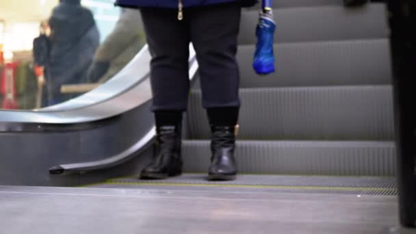 Peoples Feet går ner för rulltrapporna hissen i köpcentret. Shoppers fötter på rulltrappa i köpcentrum — Stockvideo