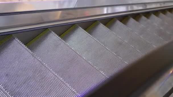 Les gens descendent l'escalator dans le centre commercial tenant la rampe . — Video