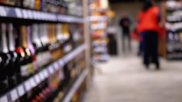 Venta de Alcohol en Supermercado. Filas y estantes de alcohol embotellado en un escaparate — Vídeos de Stock