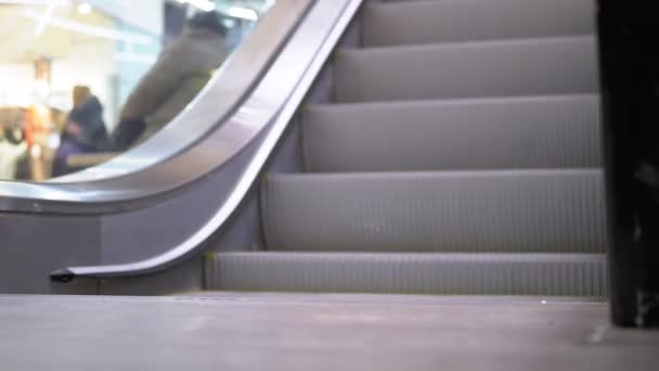 Пустой эскалатор лестницы перемещается в торговом центре или торговом центре — стоковое видео