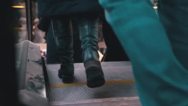 Benen van mensen bewegen op een roltrap lift in het winkelcentrum. Shoppers voeten op roltrap in het winkelcentrum — Stockvideo