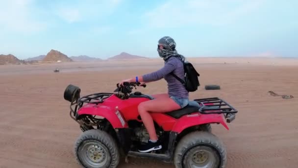 Donna sta cavalcando un quad nel deserto d'Egitto. Vista dinamica in movimento . — Video Stock