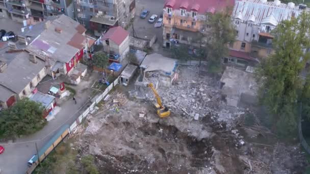Destruyendo la vieja casa usando excavadora de cubo en el sitio de construcción . — Vídeos de Stock