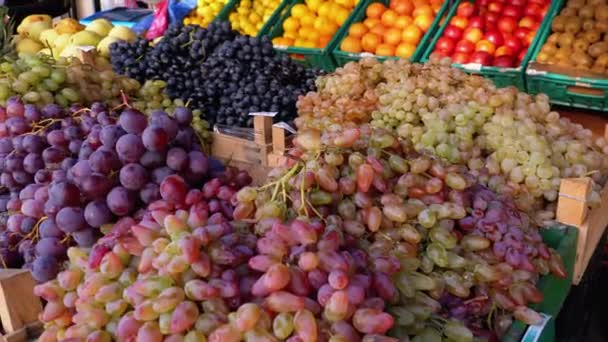 Showcase s hrozny a další ovoce na trhu Street — Stock video