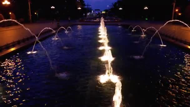 Singing Fountains on the Batumi Embankment at Night (en inglés). Muchas fuentes en el parque con iluminación de color. Georgia — Vídeo de stock