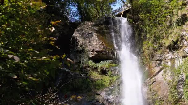 Makhuntseti vízesés ősszel. Zuhanó víz csapódik a sziklákra. Lassú mozgás. — Stock videók