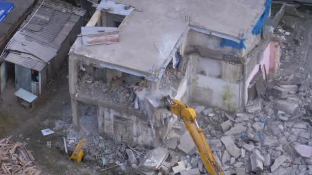 建設現場でバケツ掘削機を使用して古い家を破壊する. — ストック動画
