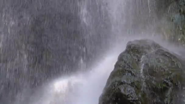 Водопад Махунцети осенью. Падающая вода на крышах. Slow Motion . — стоковое видео