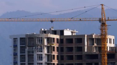 İnşaat Alanı 'ndaki Turna Kulesi Yüksek Binada Yükleme Yapıyor.