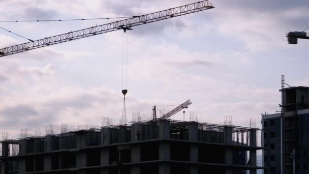 Tower Crane egy építési területen felemel egy terhelést a toronyház. — Stock videók