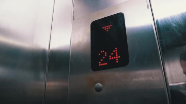 Pantalla digital en el elevador con flecha hacia abajo muestra pisos de 24 a 20 — Vídeos de Stock