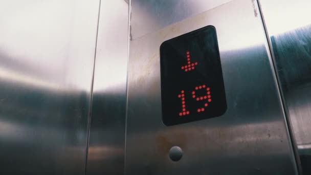 下矢印付きエレベーターのデジタルディスプレイは、 20から15階を表示します — ストック動画
