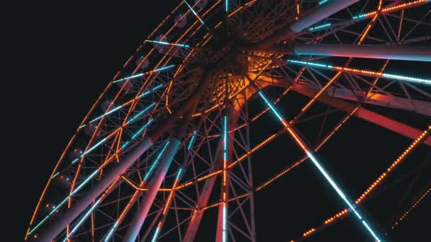 Ferris Wheel με φώτα Περιστρέφεται τη νύχτα — Αρχείο Βίντεο