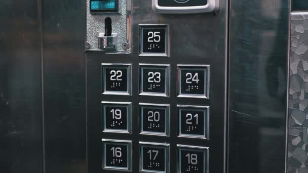 Женская рука нажимает кнопку 24 этажа на панели в лифт автомобиль . — стоковое видео