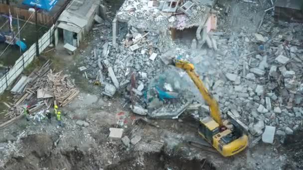 Timpul de distrugere a casei vechi folosind excavator de găleată pe șantierul de construcții . — Videoclip de stoc