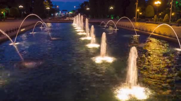 Timelapse van zingende fonteinen op de Batumi dijk 's nachts — Stockvideo