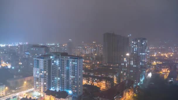 Night City met wolkenkrabbers en lichtgevende ramen bij onweer en bliksemflitsen. Tijdsverloop — Stockvideo