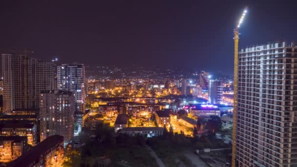 Nocny plac budowy w metropolii Big City z drapaczami chmur i budynkami. Ramy czasowe. — Wideo stockowe