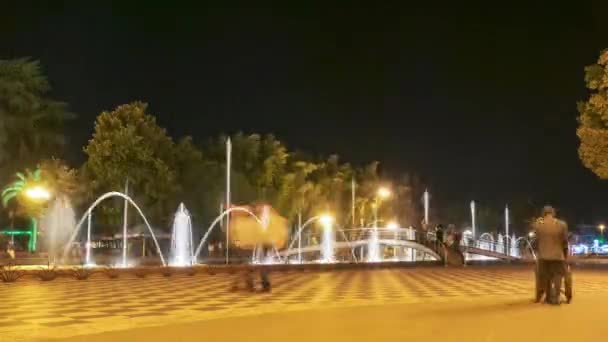 Timelapse śpiewających fontann na nasypie Batumi w nocy — Wideo stockowe