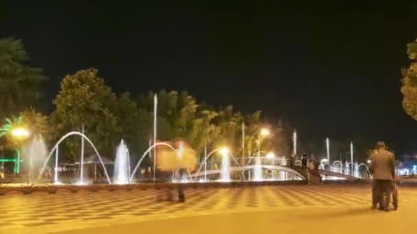 Timelapse van zingende fonteinen op de Batumi dijk 's nachts — Stockvideo